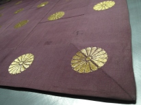 purple kesa with seven columns and embroidered chrysanthemum pattern